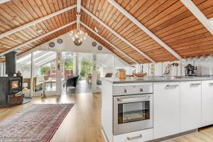 cocina abierta y sala de estar con chimenea en C11402-Skjern-Gyvelvej-74, en Skjern