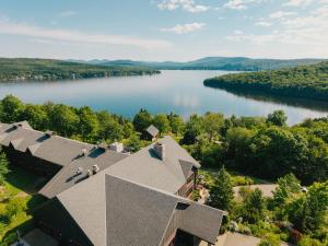 an aerial view of a house on a lake at Station Touristique Duchesnay - Sepaq in Sainte-Catherine