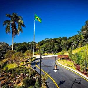 a green flag on a pole in a street at Ohana Bolt Miguel Pereira in Miguel Pereira