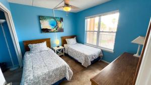 En eller flere senge i et værelse på Surfside I #304 condo