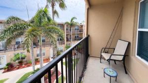 En balkon eller terrasse på Surfside I #304 condo