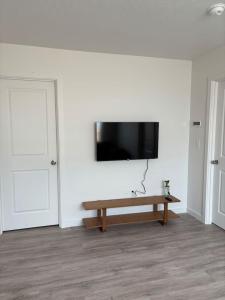 Μια τηλεόραση ή/και κέντρο ψυχαγωγίας στο New Townhouse Near Highway