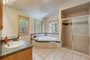 Vannituba majutusasutuses TaHaus Hot Tub Pool Table Dog Friendly +48 fotot