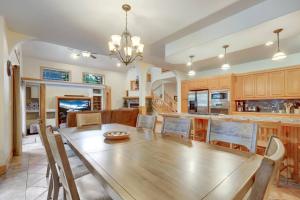 Köök või kööginurk majutusasutuses TaHaus Hot Tub Pool Table Dog Friendly