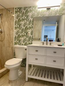 Ένα μπάνιο στο 1224- Ilikai Collection 3- Luxury Condo and Beach Views