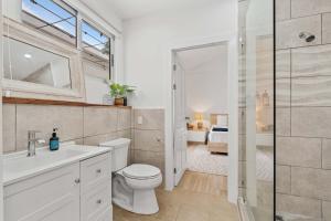 Ένα μπάνιο στο Renovated Family Home BBQ - Pool