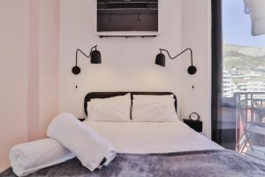 En eller flere senge i et værelse på Stylish Sea Point Retreat With Iconic Lion's Head View