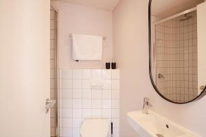 Et badeværelse på Stylish Sea Point Retreat With Iconic Lion's Head View + 34 billeder