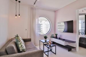 Et tv og/eller underholdning på Stylish Sea Point Retreat With Iconic Lion's Head View