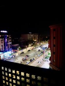 マラケシュにあるDannaMs Apartment MohamedV Hivernageの夜の街並み
