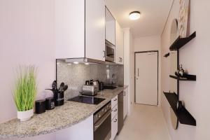 Køkken eller tekøkken på Stylish Sea Point Retreat With Iconic Lion's Head View