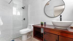 Ένα μπάνιο στο Casa 413- Walking Distance to the Beach and Downtown +18 φωτογραφίες