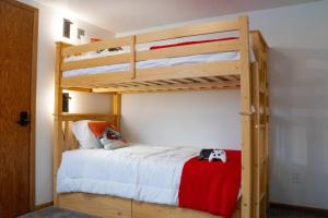 1 dormitorio con 2 literas y manta roja en Resort Hot Tub Pool Gym Ski-in out Fire Pits, en Lutsen 35 fotos más
