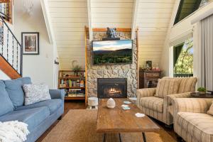 Una sala de estar con un sofá y una chimenea. en Casa Huntsted A-Frame Cabin near Snow Valley, en Running Springs