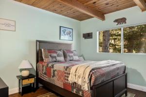 Un dormitorio con una cama y una ventana en Casa Huntsted A-Frame Cabin near Snow Valley, en Running Springs