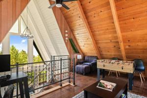 Una sala de estar con techos de madera y un balcón. en Casa Huntsted A-Frame Cabin near Snow Valley, en Running Springs