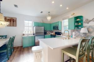 Η κουζίνα ή μικρή κουζίνα στο Bungalows at Seagrove 128
