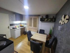 Una cocina o kitchenette en Vikendica Stari Grad