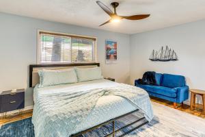 レイク・オザークにあるCentral Waterfront Home with Dock in Lake Ozark!のベッドルーム1室(ベッド1台、青い椅子付) +33枚の写真