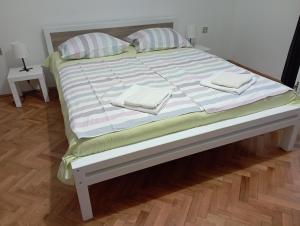 ein großes Bett mit zwei Kissen darauf in der Unterkunft Sole 1 in Novigrad Istria