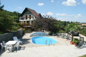 una piscina frente a una casa en Dandelion Villa Gizella en Badacsonytomaj
