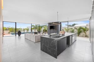 a living room with a kitchen and a couch at Villa Juba Tamarindo Centro in Tamarindo