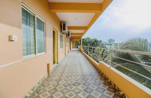 Balkoni atau teres di Hotel O P N K Suites +43 gambar