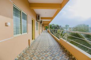 Balkoni atau teres di Hotel O P N K Suites