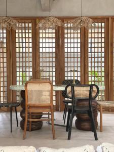 a dining room with two chairs and a table at Las chozas II in Tamarindo