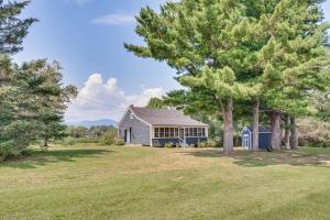 Zahrada ubytování Less Than 1 Mi to Lake Mtn-View Cabin with Porch in Newport