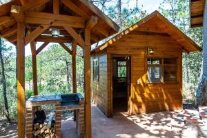 eine kleine Holzhütte mit einem Tisch davor in der Unterkunft Cabaña Libélula para parejas in Mascota + 9 Fotos