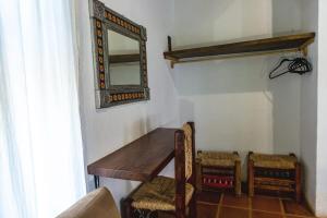 ein Tisch und Stühle in einem Raum mit einem Spiegel in der Unterkunft Cabaña Libélula para parejas in Mascota