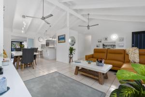 Una cocina o cocineta en Pandanus Retreat