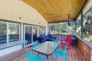 a patio with a table and chairs on a deck at Kat'z Place in Neskowin