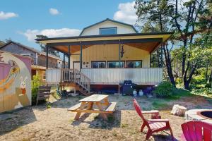 a house with a picnic table and chairs in the yard at Kat'z Place in Neskowin