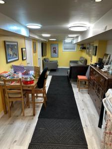 een woonkamer met een tafel en een bank bij Toronto Upper Beaches Apartment in Toronto