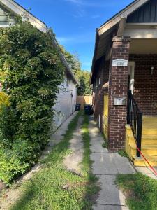 een stoep naast een huis met een heg bij Toronto Upper Beaches Apartment in Toronto