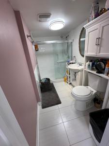 een badkamer met een douche, een toilet en een wastafel bij Toronto Upper Beaches Apartment in Toronto