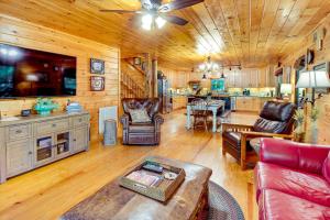 Televiisor ja/või meelelahutuskeskus majutusasutuses Serene Riverfront Escape in Ellijay, Georgia!