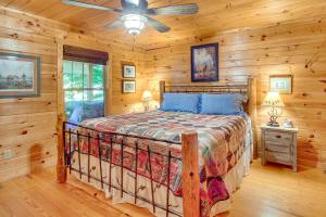 Voodi või voodid majutusasutuse Serene Riverfront Escape in Ellijay, Georgia! toas +39 fotot