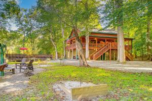 Aed väljaspool majutusasutust Serene Riverfront Escape in Ellijay, Georgia!