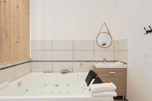 Phòng tắm tại LES BULLES DE MONA - Luna - Spa - Clim