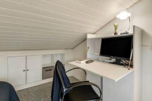 a room with a tv and a desk with a chair at C11518-Hemmet-Vester-Faelled-106-D-1 in Hemmet +34 photos
