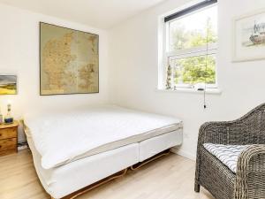 Bøtø Byにある6 person holiday home in Væggerløse-By Traumのベッドと窓のある白い寝室