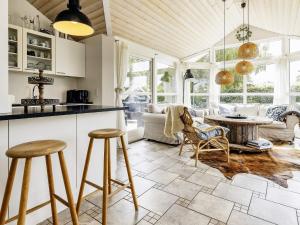 Bøtø Byにある6 person holiday home in Væggerløse-By Traumのテーブルと椅子のあるキッチンとリビングルーム