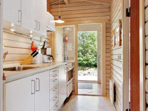 Η κουζίνα ή μικρή κουζίνα στο Cozy Log Cabin Retreat-By Traum