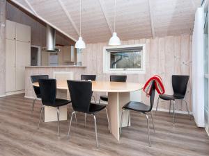 FalenにあるLuxury Spa Retreat - By Traum Ferienwohnungenのテーブルと椅子のあるダイニングルーム