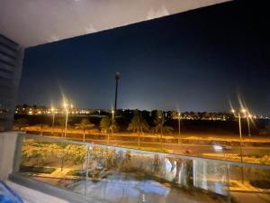Madinatyにある2 bedrooms luxury hotel apartment in Madinatyの夜の街灯