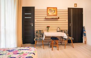 Ένα ή περισσότερα κρεβάτια σε δωμάτιο στο Awesome Apartment In Jastrzebia Gora With Sauna