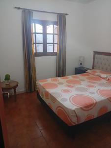 a bedroom with a bed and a window at Alojamiento Valle del Sol in San Fernando del Valle de Catamarca